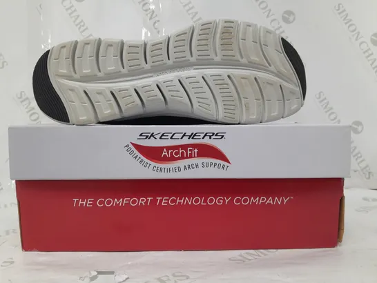 BOXED PAIR OF SKETCHERS BUNGEE TRAINERS IN BLACK SIZE 6