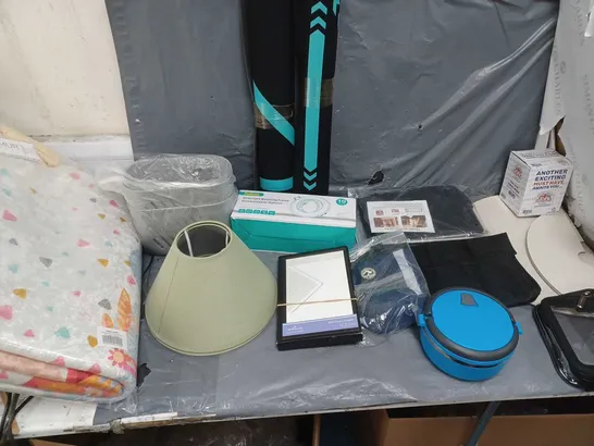 BOX OF APPROXIMATELY 15 ASSORTED ITEMS TO INCLUDE - DOWNLIGHT MOUNTING FRAME, GREEN LAMP SHADES, AND HAMUR HOME FLOOR MAT ETC. 