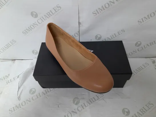 NATURALIZER LEATHER BALLET FLAT SHOE IN CORAL SIZE 7