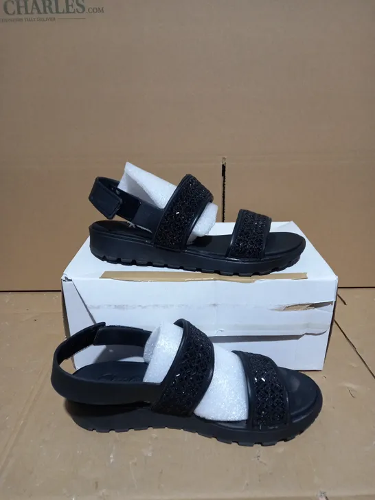 SKETCHERS PARTY SANDAL SIZE 8