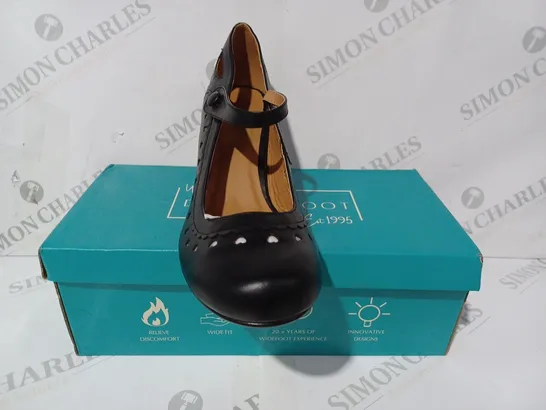 BOXED PAIR OF DR LIGHTFOOT CLOSED TOE LOW HEEL SHOE SIN BLACK UK SIZE 9