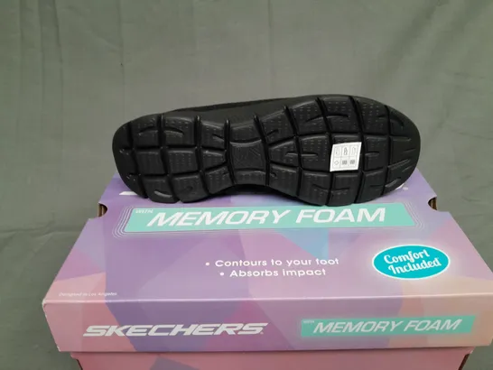 BOXED PAIR OF SKETCHERS MEMORY FOAM SUMMITS IN LBACK SIZE 9.5