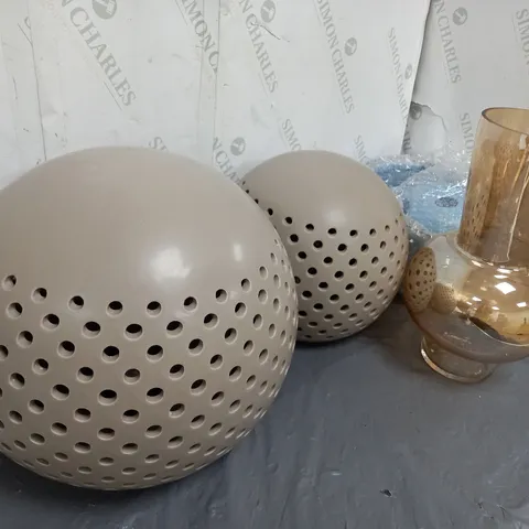 APPROXIMATELY 5 ASSORTED ITEMS TO INCLUDE OUTDOOR DECOR ORBS, VASE, KITCHEN COOKWARE SET, ETC