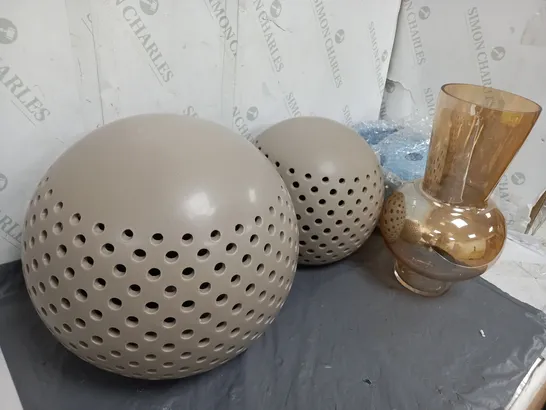 APPROXIMATELY 5 ASSORTED ITEMS TO INCLUDE OUTDOOR DECOR ORBS, VASE, KITCHEN COOKWARE SET, ETC