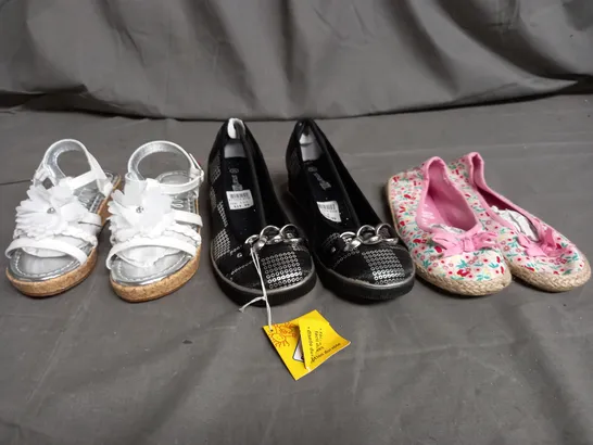 APPROXIMATELY 12 ASSORTED KIDS PAIRS OF SHOES IN VARIOUS COLOURS, STYLES, AND SIZES