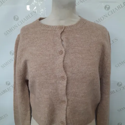 APPROXIMATELY 25 ASSORTED COTTON ON CLOTHING ITEMS TO INCLUDE CREW NECK CARDIGAN IN CHESTNUT MARLE SIZE M, PLUSH OVERSIZED SWEATER IN RED SIZE L, HEAVY WEIGHT T-SHIRT IN WASHED CHOCOLATE SIZE S