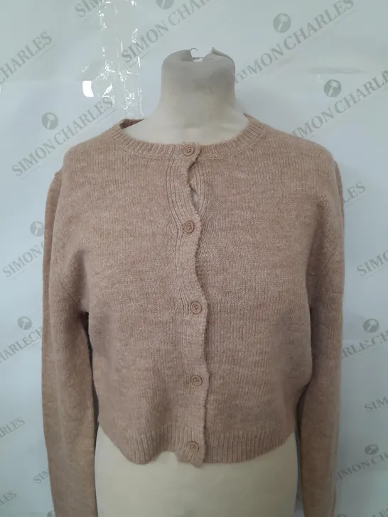 APPROXIMATELY 25 ASSORTED COTTON ON CLOTHING ITEMS TO INCLUDE CREW NECK CARDIGAN IN CHESTNUT MARLE SIZE M, PLUSH OVERSIZED SWEATER IN RED SIZE L, HEAVY WEIGHT T-SHIRT IN WASHED CHOCOLATE SIZE S