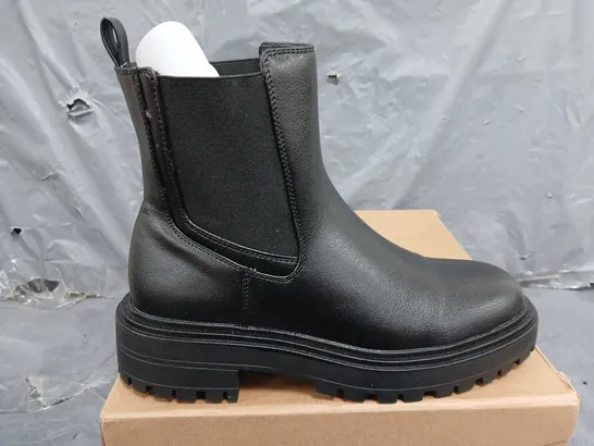 BOXED CHUNKY CHELSEA BOOT - BLACK - SIZE 6