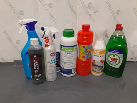 APPROXIMATELY 15 ASSORTED HOUSEHOLD CLEANING PRODUCTS AND ACCESSORIES TO INCLUDE BAR KEEPERS FRIEND ALL PURPOSE POWER SPRAY, SPRAY DEEPIO THE GREASE BUSTER, HG GREASE AWAY, BIG RIVER BARBEL LIQUID 