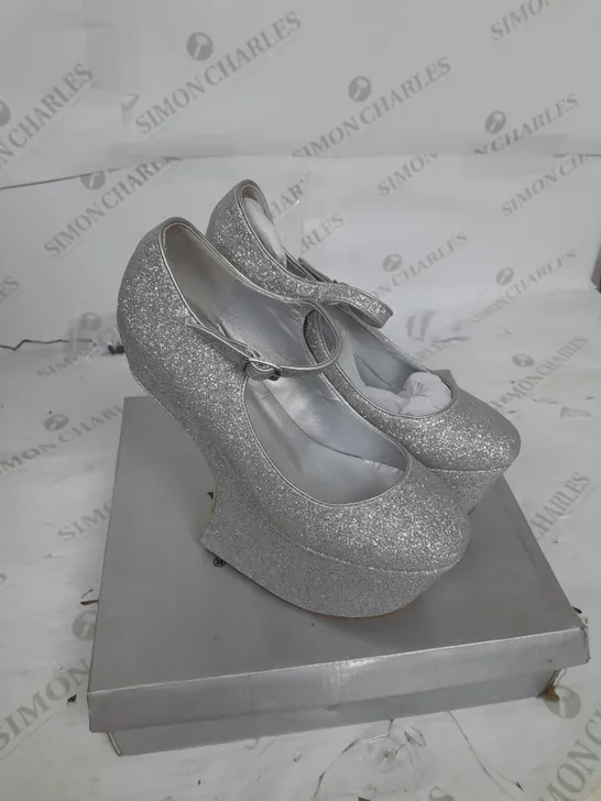 BOXED PAIR OF CASANDRA PLATFORM STRAP SHOE IN SILVER GLITTER SIZE 4