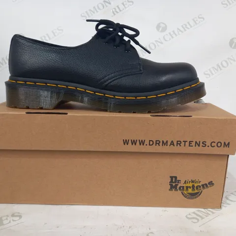 BOXED PAIR OF DR MARTENS LACE UP SHOES IN BLACK UK SIZE 5