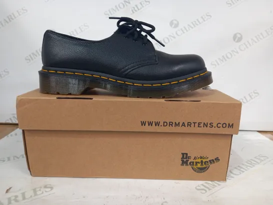 BOXED PAIR OF DR MARTENS LACE UP SHOES IN BLACK UK SIZE 5