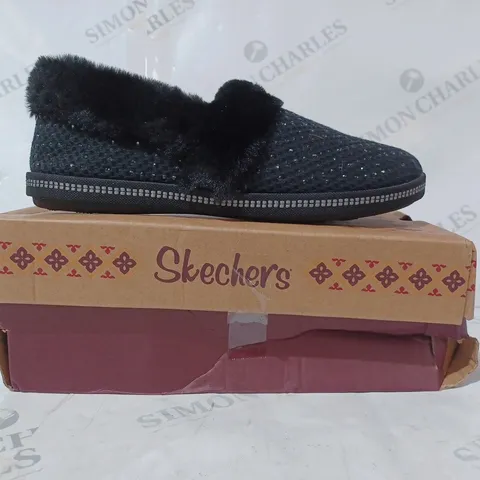 BOXED PAIR OF SKECHERS COZY SLIPPERS IN BLACK SIZE 4.5