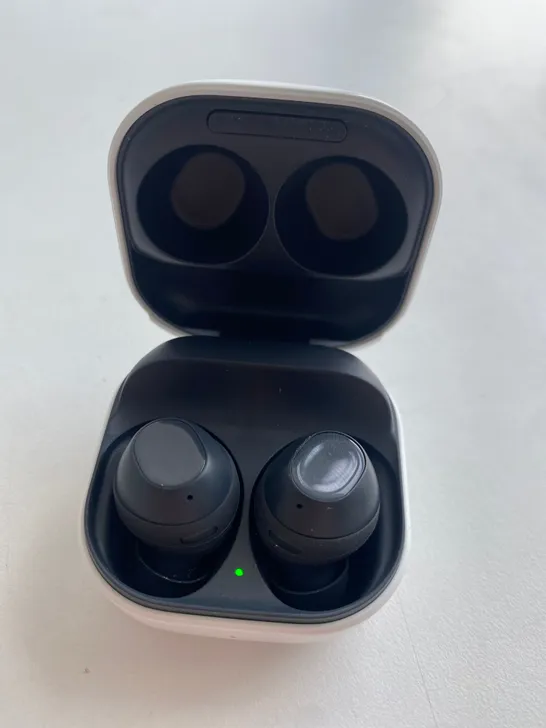 PAIR OF SAMSUNG EARBUDS WITH CHARGING CASE 