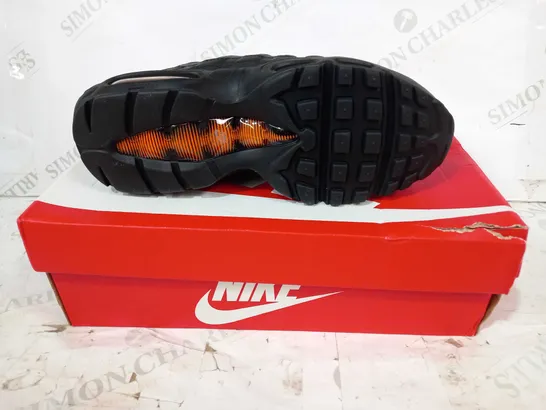 BOXED PAIR OF NIKE AIR MAX 95 ESS SHOES IN BLACK/ORANGE UK SIZE 5.5