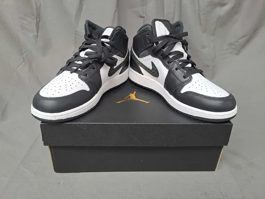 BOXED PAIR OF NIKE AIR JORDAN 1 MID SHOES IN BLACK/WHITE UK SIZE 5