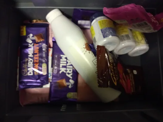 TOTE OF APPROX 12 ASSORTED FOOD ITEMS TO INCLUDE - CADBURY CREAM EGG BAR , EXTRA REFRESHERS , NESQUICK STRAWBERRY ETC