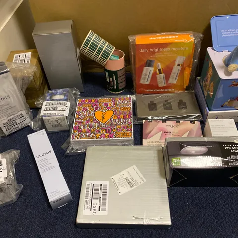 BOX OF 15 ASSORTED ITEMS TO INCLUDE: ELEMIS CLARIFYING CLAY WASH, SOOTHING APRICOT TONER, DAILY BRIGHTNESS BOOSTERS, MUSICAL JACK IN THE BOX, TED BAKER MINIATURE TONICS TRIO, PIR SENTRY LIGHT ETC 