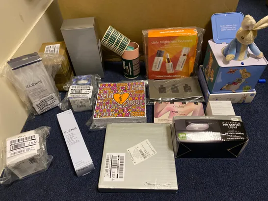 BOX OF 15 ASSORTED ITEMS TO INCLUDE: ELEMIS CLARIFYING CLAY WASH, SOOTHING APRICOT TONER, DAILY BRIGHTNESS BOOSTERS, MUSICAL JACK IN THE BOX, TED BAKER MINIATURE TONICS TRIO, PIR SENTRY LIGHT ETC 