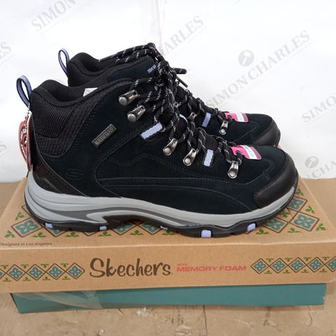 BOXED PAIR OF SKECHERS BLACK & GREY LACE-UP WALKING/HIKING BOOTS, UK SIZE 7