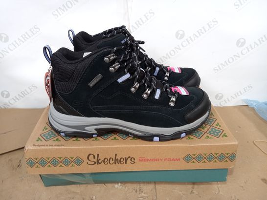 BOXED PAIR OF SKECHERS BLACK & GREY LACE-UP WALKING/HIKING BOOTS, UK SIZE 7