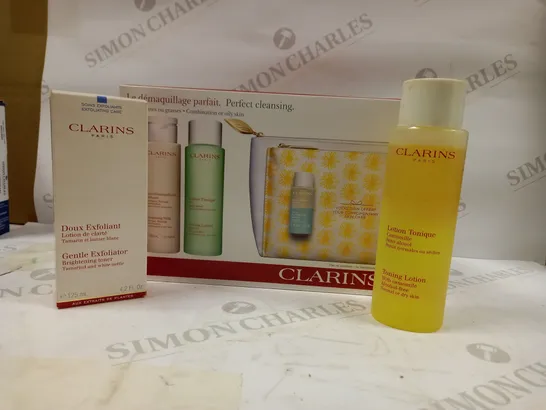 LOT OF APPROX 8 ASSORTED CLARINS PARIS SKIN CARE PRODUCTS TO INCLUDE PERFECT CLEANSING KIT, TONING LOTION, GENTLE EXFOLIATOR 