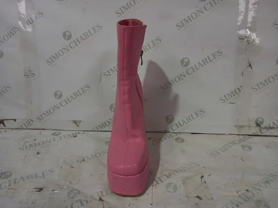 BOXED PAIR OF KOI VEGAN LEATHER PLATFORM HIGH BLOCK HEEL BOOTS IN PINK W. STAR PATTERN SIZE 6