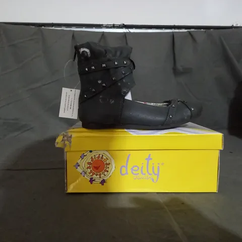 APPROXIMATELY 8 BOXED PAIR OF DEITY JUNIOR KIDS SHOES IN VARIOUS SIZES TO INCLUDE SIZE 36EU