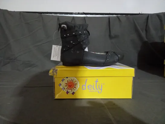 APPROXIMATELY 8 BOXED PAIR OF DEITY JUNIOR KIDS SHOES IN VARIOUS SIZES TO INCLUDE SIZE 33EU