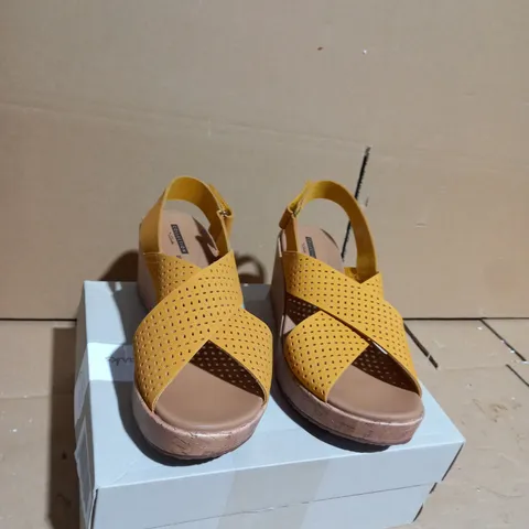 CLARKS LASER CUT LEATHER WEDGE SANDAL STANDARD FIT YELLOW- UK SIZE 