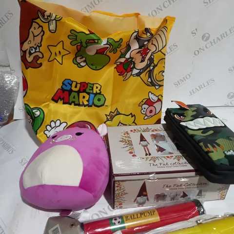 BOX OF APPROXIMATELY 10 ASSORTED ITEMS TO INCLUDE SUPER MARIO TOTE BAG, BALL PUMP, SQUISHMALLOW ETC