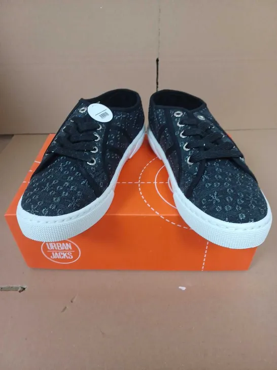 BOXED PAIR OF URBAN JACKS PALM SPRINGS TRAINERS IN BLACK - 5