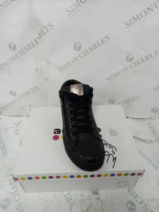 BOXED ADESSO LUNA ZIP TRAINERS, BLACK - SIZE 5