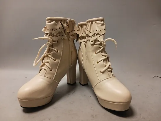 BOXED PAIR OF DESIGNER HIGH BLOCK HEEL ANKLE BOOTS BEIGE EU SIZE 44