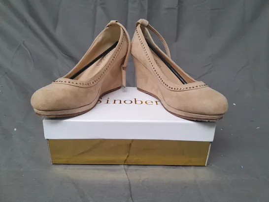 BOX OF APPROXIMATELY 10 BOXED PAIRS OF SINOBEN CLOSED TOE WEDGES IN TAN - VARIOUS SIZES