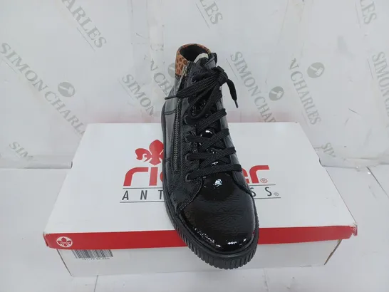 BOXED PAIR OF RIEKER HI TOP CUFF TRAINERS IN BLACK UK SIZE 6.5