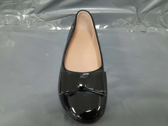 BOXED PAIR OF DESIGNER FLAT SLIP-ON SHOES IN GLOSSY BLACK W. BOW DETAIL EU SIZE 36