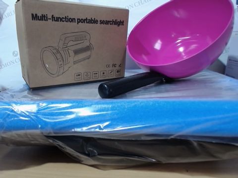 MEDIUM LOT OF ASSORTED HOUSEHOLD ITEMS TO INCLUDE: MULTI-FUNVTION PORTABLE SEARCHLIGHT, STUBBS ENGLAND PLASTIC SCOOP, BREAKFAST IN BED TABLE/PILLOW