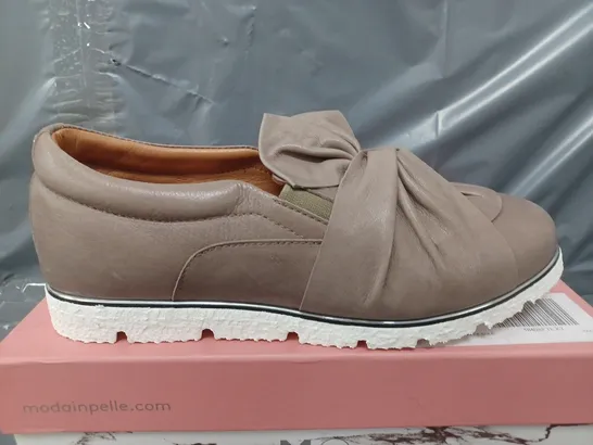 BOXED MODA IN PELLE ANETTE LEATHER BOW TWIST UPPER WITH FLEX SOLE TRAINERS IN TAUPE - SIZE 40