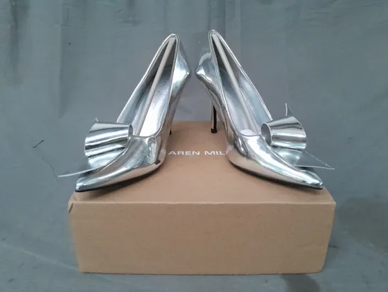 BOXED PAIR OF KAREN MILLED TWIST BOW DETAIL POINTED TOE HEELS IN METALLIC SILVER SIZE 5