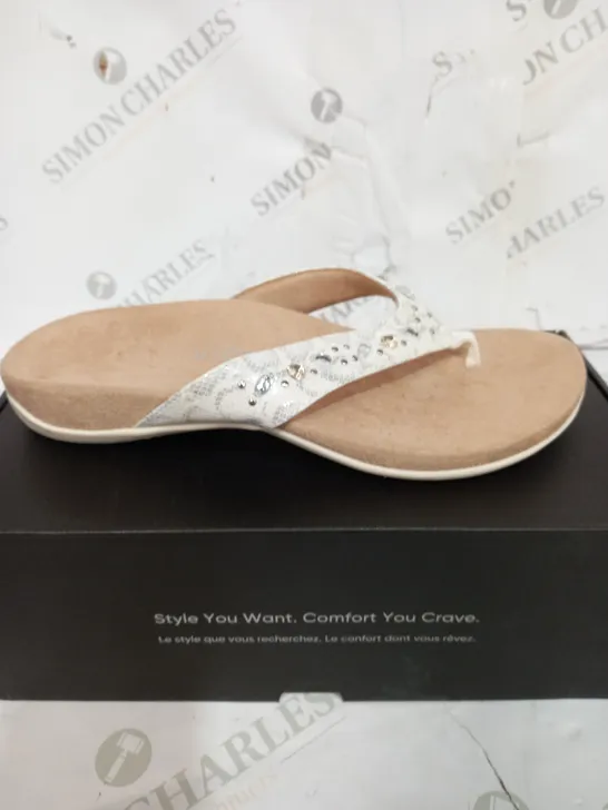 BOXED PAIR OF LUCIA SANDALS IN WHITE SIZE 7