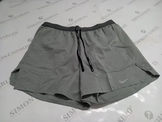 NIKE LOGO STANDARD SHORTS SIZE M