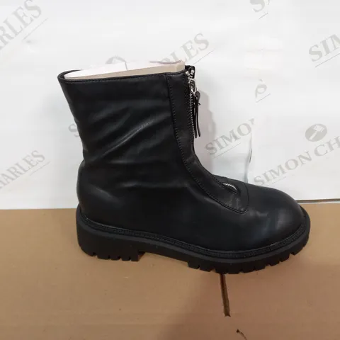 PAIR OF LONDON REBEL BLACK BOOTS SIZE 39
