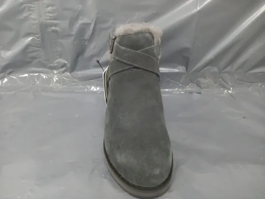 BOXED PAIR OF EMU AUSTRALIA SUEDE BOOTS IN GREY SIZE 4