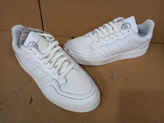 BOXED PAIR OF DESIGNER SHOES IN WHITE UK SIZE 10