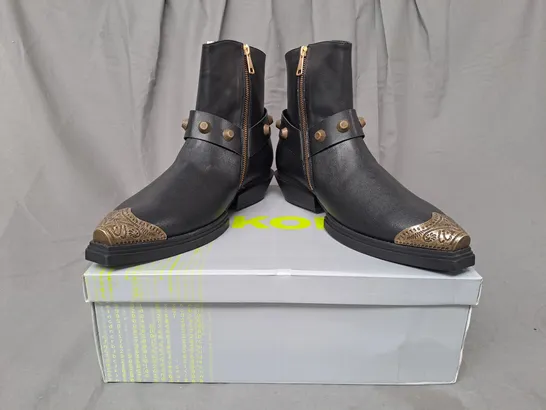 BOXED PAIR OF KOI SOUL RENDER COWBOY BOOTS IN BLACK/BRONZE EFFECT UK SIZE 9