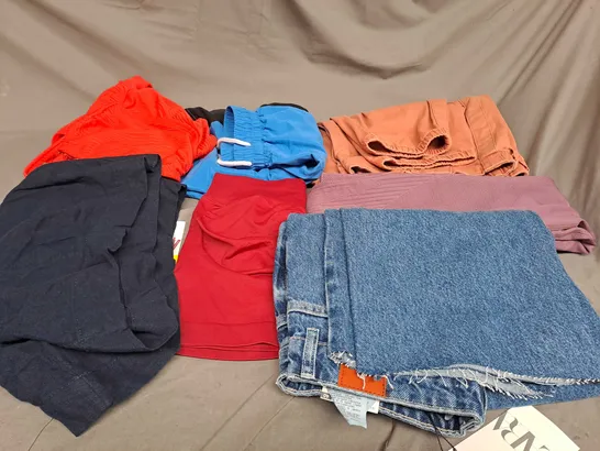 BOX OF ASSORTED CLOTHING ITEMS IN VARIOUS COLOURS, SIZES AND STYLES