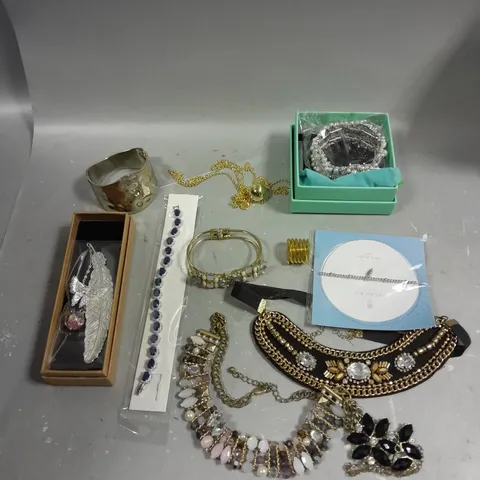 APPROXIMATELY 30 ASSORTED JEWELLERY PRODUCTS TO INCLUDE NECKLACES, EARRINGS, WATCHES ETC 