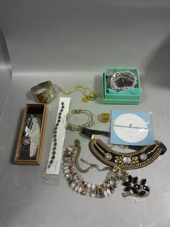 APPROXIMATELY 30 ASSORTED JEWELLERY PRODUCTS TO INCLUDE NECKLACES, EARRINGS, WATCHES ETC 