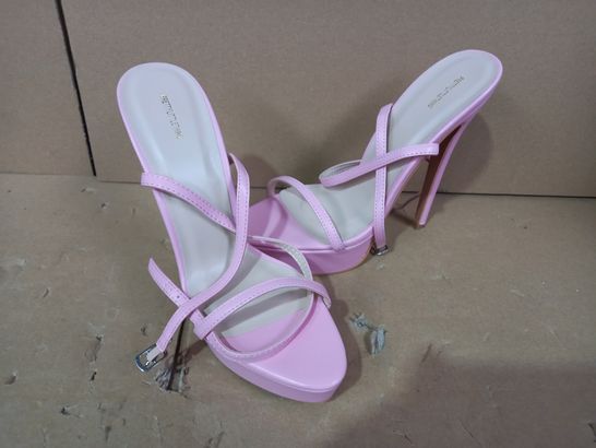 BOXED PAIR OF DESIGNER WOMENS HEELS IN PINK SIZE 9